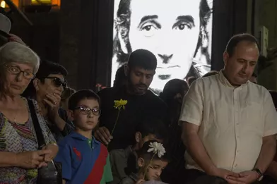 Des anonymes se recueillent sur la placeCharles Aznavour, àErevan, en Arménie