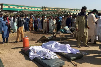 Le vice-commissaire de la province du Sind, Usman Abdullah, a publié deux listes des personnes décédées dans ce double accident. Sur la première figurait l'identité des 51 victimes et sur la seconde 12 personnes non identifiées.