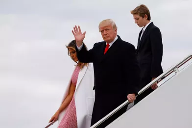 Donald, Melania et Barron Trump descendant d'Air Force One, le 1er avril 2018.