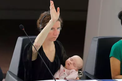 La députée britanniqueAnneliese Doddset son bébé au Parlement européen de Strasbourg, en juin 2016.