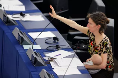La députée britanniqueAnneliese Doddset son bébé au Parlement européen de Strasbourg, en avril 2016.