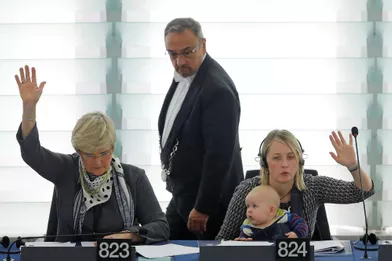 La députée suédoise Jytte Gutelandet son bébé au Parlement européen de Strasbourg, en novembre 2016.