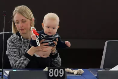 La députée suédoise Jytte Gutelandet son bébé au Parlement européen de Strasbourg, en mars 2017.