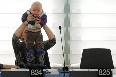 La députée suédoise Jytte Gutelandet son bébé au Parlement européen de Strasbourg, en novembre 2016.