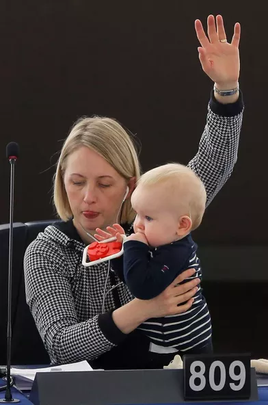 La députée suédoise Jytte Gutelandet son bébé au Parlement européen de Strasbourg, en mars 2017.