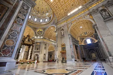 Le pape François dimanche de Pâques, au sein de la basilique Saint-Pierre de Rome vide