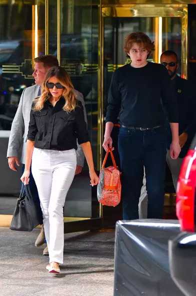 Melania Trump quittant la Trump Tower avec son fils Barron, à New York, le 7 juillet 2021.
