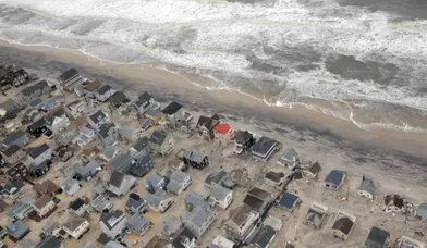 L'ouragan Sandy a dévasté une large partie de la côte Est des Etats-Unis. Ces images ont été prises depuis un hélicoptère de la Garde nationale du New Jersey, lors d'une mission de recherche de rescapés sur la côte.