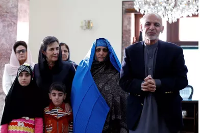 Sharbat Gula accueillie par le président afghan Ashraf Ghani à Kaboul, le 9 novembre 2016.