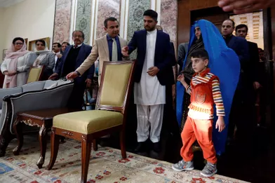 Sharbat Gula accueillie par le président afghan Ashraf Ghani à Kaboul, le 9 novembre 2016.