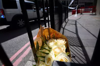 Des fleurs pour rendre hommage aux victimes.