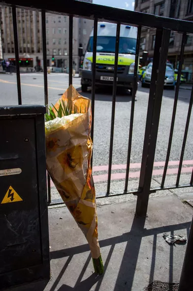 Des fleurs pour rendre hommage aux victimes.
