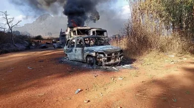 Huis clos sanglant. Avant d’assassiner les civils, certains brûlés vifs dans leurs véhicules, l’armée avait rendu le village inaccessible en coupant toutes les routes.