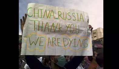 Un manifestant tient une affiche sur laquelle il est écrit: «Chine-Russie, merci…! Nous sommes en train de mourir», dans la ville portuaire de Banias. Les deux pays soutiennent le régime du président Al-Assad en bloquant toute action à l’ONU.