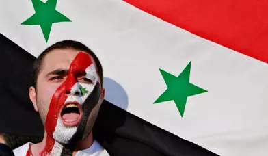 Un Syrien vivant en Jordanie proteste à Amman contre le régime de Damas. Dans le monde entier, certaines personnes issues de la communauté syrienne manifestent leur soutien aux anti-gouvernementaux.