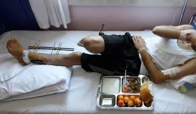 Les Syriens commencent à fuir le pays pour se réfugier au Liban ou en Turquie, comme cet homme blessé, hospitalisé à Antakya.