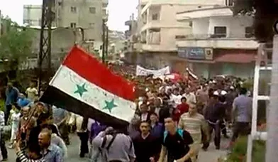 La ville de Homs, dans l’ouest du pays, devient le fief de la révolution. A cette période, l’Union européenne demande des sanctions à l’encontre du gouvernement d’Al-Assad pour sa gestion sanglante de la révolte.