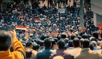 En mars 2011, Bachar Al-Assad fait face aux plus fortes révoltes en onze ans au pouvoir. Sur cette photo, la foule défile pendant les funérailles de manifestants tués à Deraa.