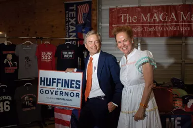 DON HUFFINES, 63 ANS Businessman pro-Trump, il fait campagne pour remplacer l’actuel gouverneur du Texas en 2022. Sur un programme encore plus radical. Ici avec sa femme, Mary Catherine, au Rally des patriotes, à Colorado City, le 12 septembre.