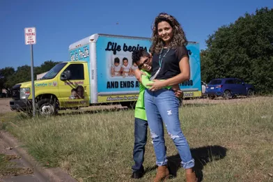 ROSIE ROSAS, 28 ANS, ET SON FILS DE 10 ANS Violée par un cousin à 17 ans, elle a choisi de garder son bébé. Ici à Waco, devant le camion de l’association pro-vie pour laquelle elle milite.