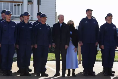 Joe et Jill Biden visitant les garde-côtes de Nantucket, le 25 novembre 2021.