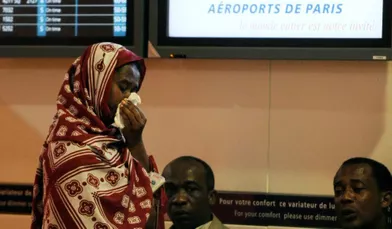  Une mère de famille comorienne dans l'attente de nouvelles de ses proches à l'aéroport Charles de Gaulle, à Paris