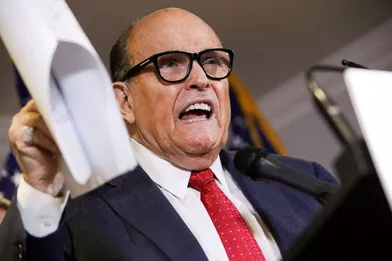 Rudy Giuliani, teinture coulant sur ses tempes, a dénoncé un complot contre Donald Trump lors d'une conférence de presse surréaliste.
