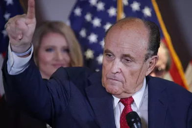 Rudy Giuliani, teinture coulant sur ses tempes, a dénoncé un complot contre Donald Trump lors d'une conférence de presse surréaliste.
