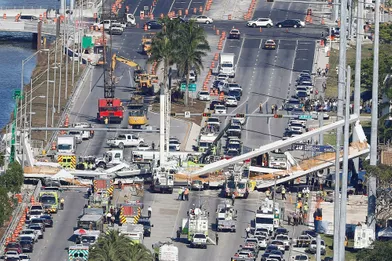 Un pont piétonnier donnant accès à l'université internationale de Floride (FIU) s'est écroulé jeudi à Miami sur une autoroute à six voies.