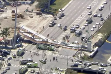 Un pont piétonnier donnant accès à l'université internationale de Floride (FIU) s'est écroulé jeudi à Miami sur une autoroute à six voies.