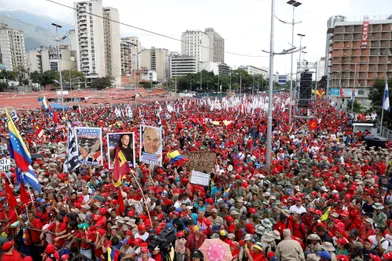 A une dizaine de kilomètres de là, au centre de Caracas, Nicolas Maduro est réapparu en public pour la première fois depuis six moispour célébrer le 20e anniversaire de la révolution bolivarienne.