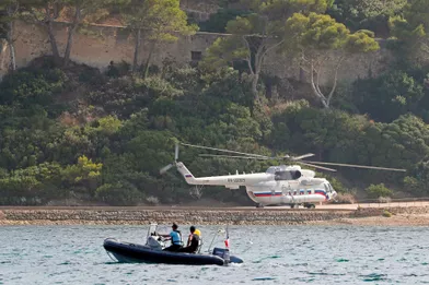Arrivée de l'hélicoptère de Vladimir Poutine à Brégançon, lundi.