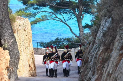 Les gardes républicains au fort de Brégançon, lundi, avant l'arrivée de Vladimir Poutine.