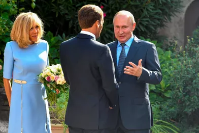 Emmanuel et Brigitte Macron saluent Vladimir Poutine, lundi au fort de Brégançon.