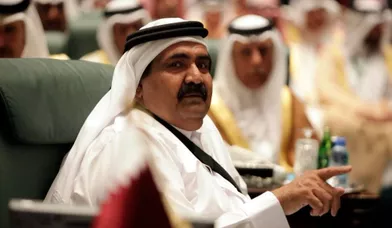 L’émir du Qatar, âgé de 56 ans, est l’une des têtes couronnées les plus riches du monde selon Forbes, avec une fortune estimée à 2,4 milliards de dollars. Depuis qu’il a succédé à son père en 1995, il a considérablement accru l’exploitation des réserves pétrolière et gazière du pays, si bien que le pays a désormais le revenu par habitant le plus élevé du monde. Le Qatar, premier exportateur mondial de gaz naturel liquéfié, devrait connaître une croissance d'environ 5% par an dans les années à venir, selon le ministre des Finances de l'émirat. Le produit intérieur brut du pays a bondi de 14,1% en 2011, et Doha prévoit de dépenser l'équivalent de 10% de son PIB dans des infrastructures, en prévision de l'accueil de la Coupe du monde de football en 2022. Diplômé de l'Académie militaire de Sandhurst en Grande-Bretagne, le cheikh Hamad a en outre supervisé la modernisation des forces armées. Ces dernières années, les liens entre la France et le Qatar se sont resserrés, Paris étant devenu le deuxième investisseur étranger dans le pays. Depuis 2007, le monarque qatari s'est offert le PSG, mais aussi des actions dans des grandes groupes français comme Vinci, Veolia Environnement ou encore Lagardère (propriétaire de Paris Match).