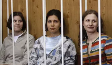 Ces chanteuses punk russes sont devenues les «pasionarias» anti-Poutine, symbole de la dictature du Kremlin, depuis que trois membres du groupe ont été condamnées à deux ans de prison pour avoir chanté une prière anti-Poutine dans une cathédrale orthodoxe. L’une d’entre elle a finalement été libérée après que sa peine eut été requalifiée en sursis en appel.
