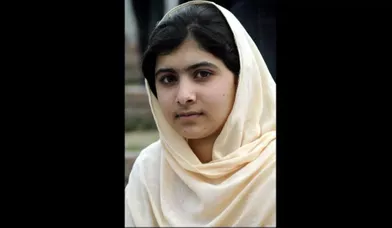 L’adolescente pakistanaise a été victime d’une tentative d’assassinat en octobre dernier, pour avoir tenu tête aux taliban en allant à l’école. Depuis, la jeune fille de 15 ans est devenue malgré elle l’icône de la lutte pour les droits des femmes, et notamment celui à l’éducation, en terre talibane. Sa candidature a même été plébiscitée pour le prix Nobel de la paix.