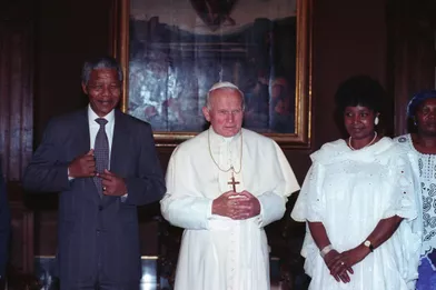 Winnie et Nelson Mandela avec le pape Jean-Paul II, en juin 1996.