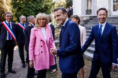 Dans le cadre des Journées du patrimoine, le président de la République Emmanuel Macron, accompagné de son épouse Brigitte, s'est rendu à Bougival (Yvelines). Il en a profité pour féliciter Stéphane Bern.