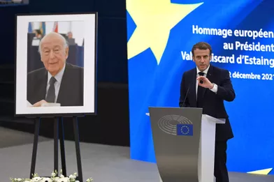 Emmanuel Macron rend hommage à VGE.