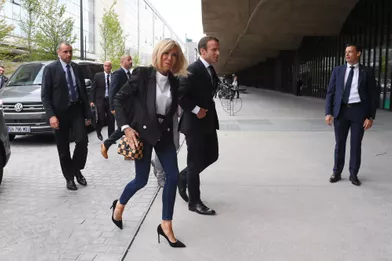 Emmanuel Macron et son épouse Brigitte arrivent àStation F.