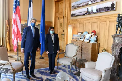 John Kerry reçu par Anne Hidalgo à la mairie de Paris le 13 mars 2021.