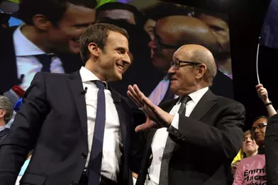  Le ministre de la Défense Jean-Yves Le Drian et Emmanuel Macron.