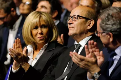 Brigitte Macron et le ministre de la Défense Jean-Yves Le Drian, au meeting d'Emmanuel Macron à Nantes.