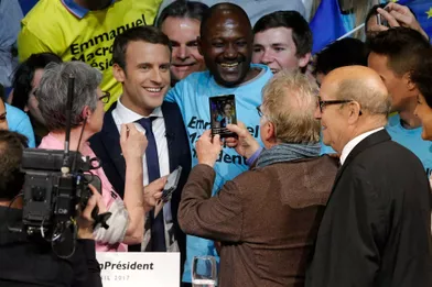 Emmanuel Macron pose sous les yeux deDaniel Cohn-Bendit et Jean-Yves Le Drian.