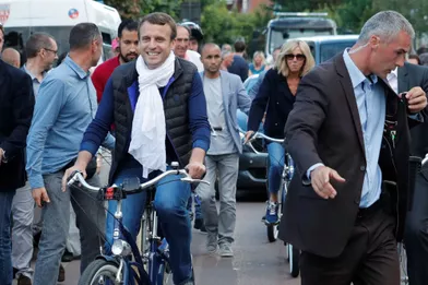 Balade à vélo au Touquet pour Emmanuel Macron et sa femme.