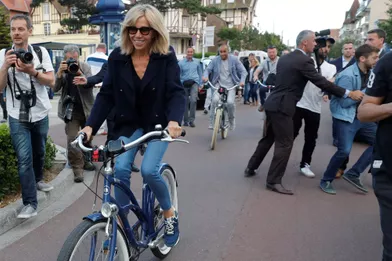 Balade à vélo au Touquet pour Brigitte Macron.