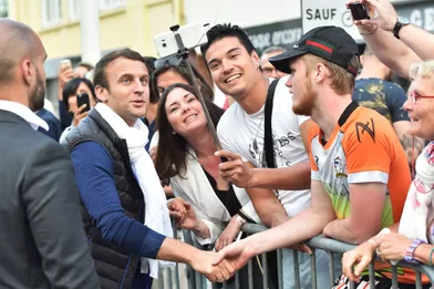 Instant selfie pour Emmanuel Macron à son arrivée au Touquet samedi après-midi.