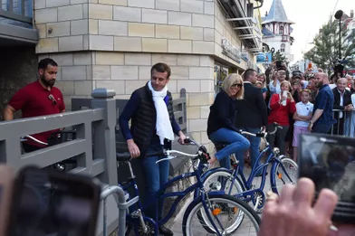Emmanuel Macron et son épouse Brigitte quittent leur résidence familiale pour un petit tour à vélo.
