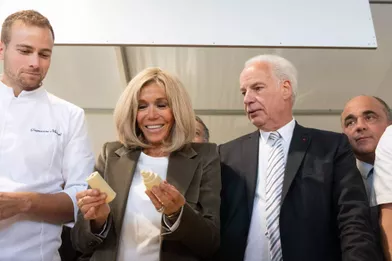 Le dernier lauréatMehdi Courgey, vainqueur en 2019, donne à la Première dame quelques conseils pour réaliser croissants et pains au chocolat. Le dernier lauréatMehdi Courgey, vainqueur en 2019, donne à la Première dame quelques conseils pour réaliser croissants et pains au chocolat.